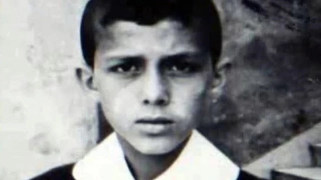 Ποιος είναι ο μικρός της φωτογραφίας που πουλούσε κουλούρια για να επιβιώσει – Σήμερα, απειλεί την Ελλάδα